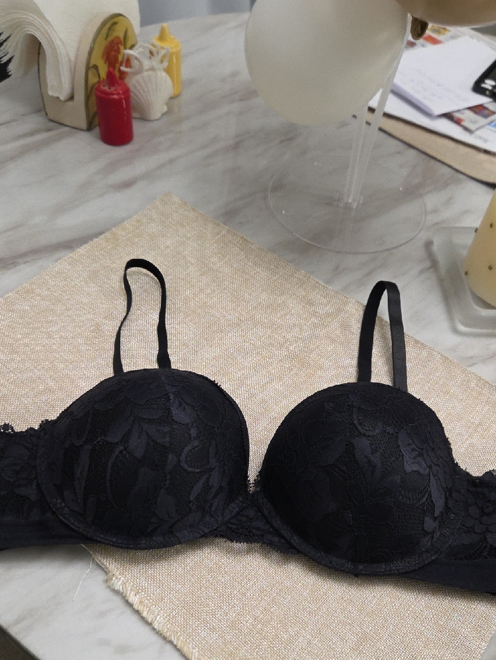 Elegant Black Lace Underwire Bra with Support - Picture 1 of 7